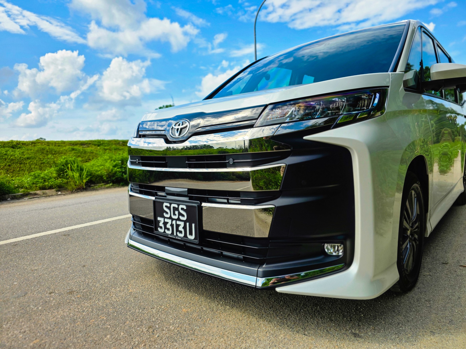 Toyota Noah Review Singapore 2025: Hybrid MPV, Specs | Cars&TechSG